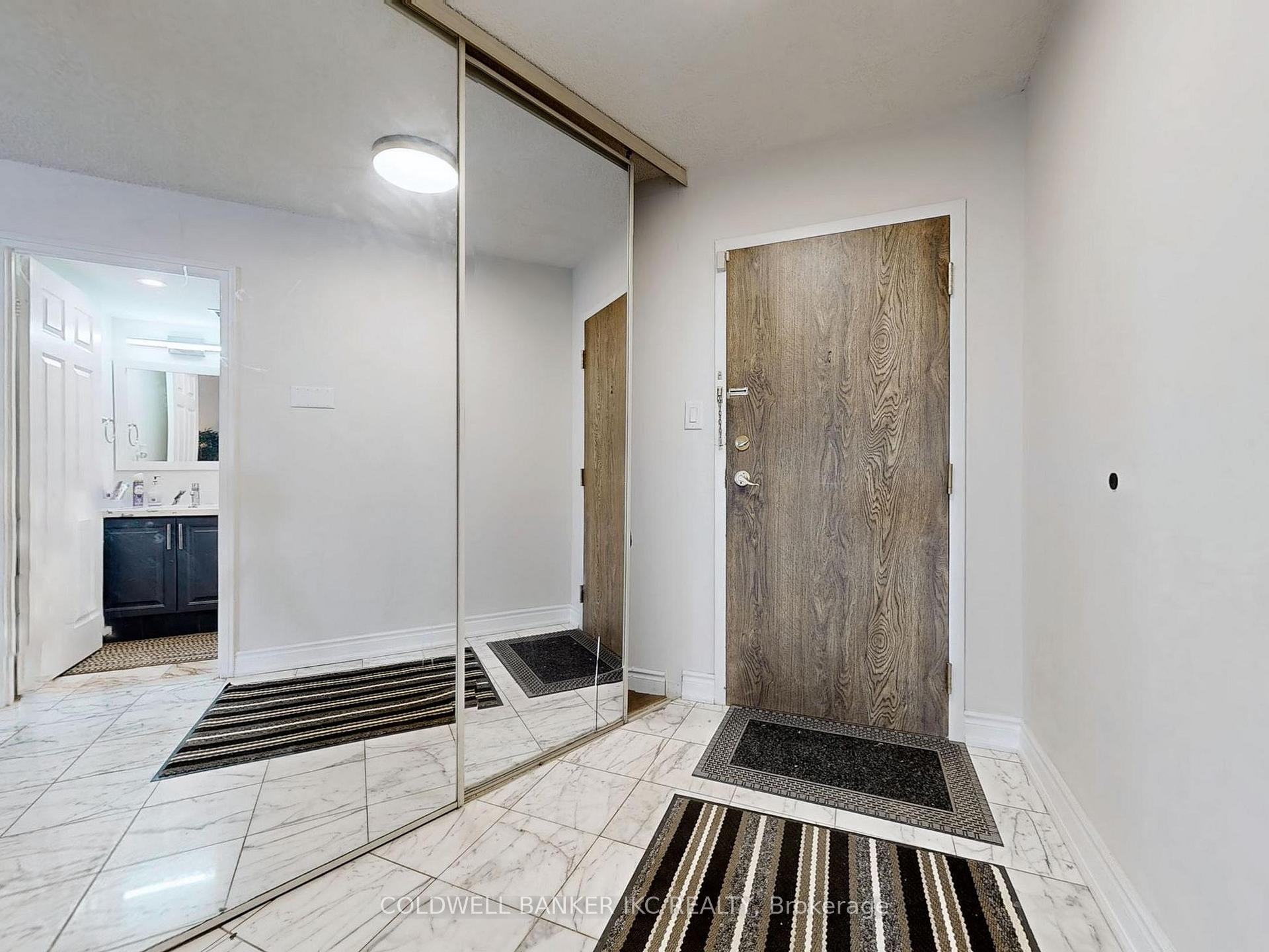 3 Bedrooms Condo at 4235 Sherwoodtowne, Mississauga For sale