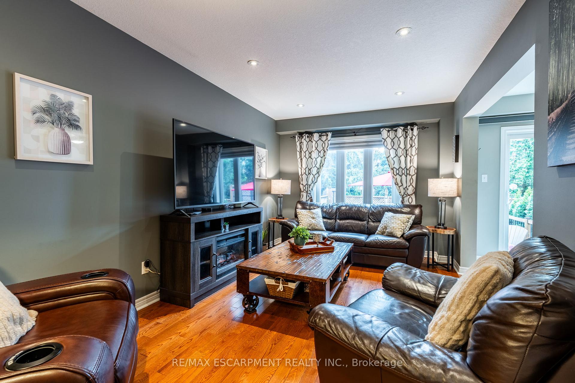 3 Bedrooms Condo at 1461 Upper Gage, Hamilton For sale