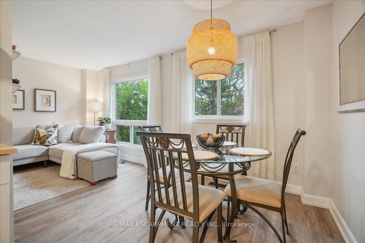 3 Bedrooms Condo at 680 Regency, Burlington For sale