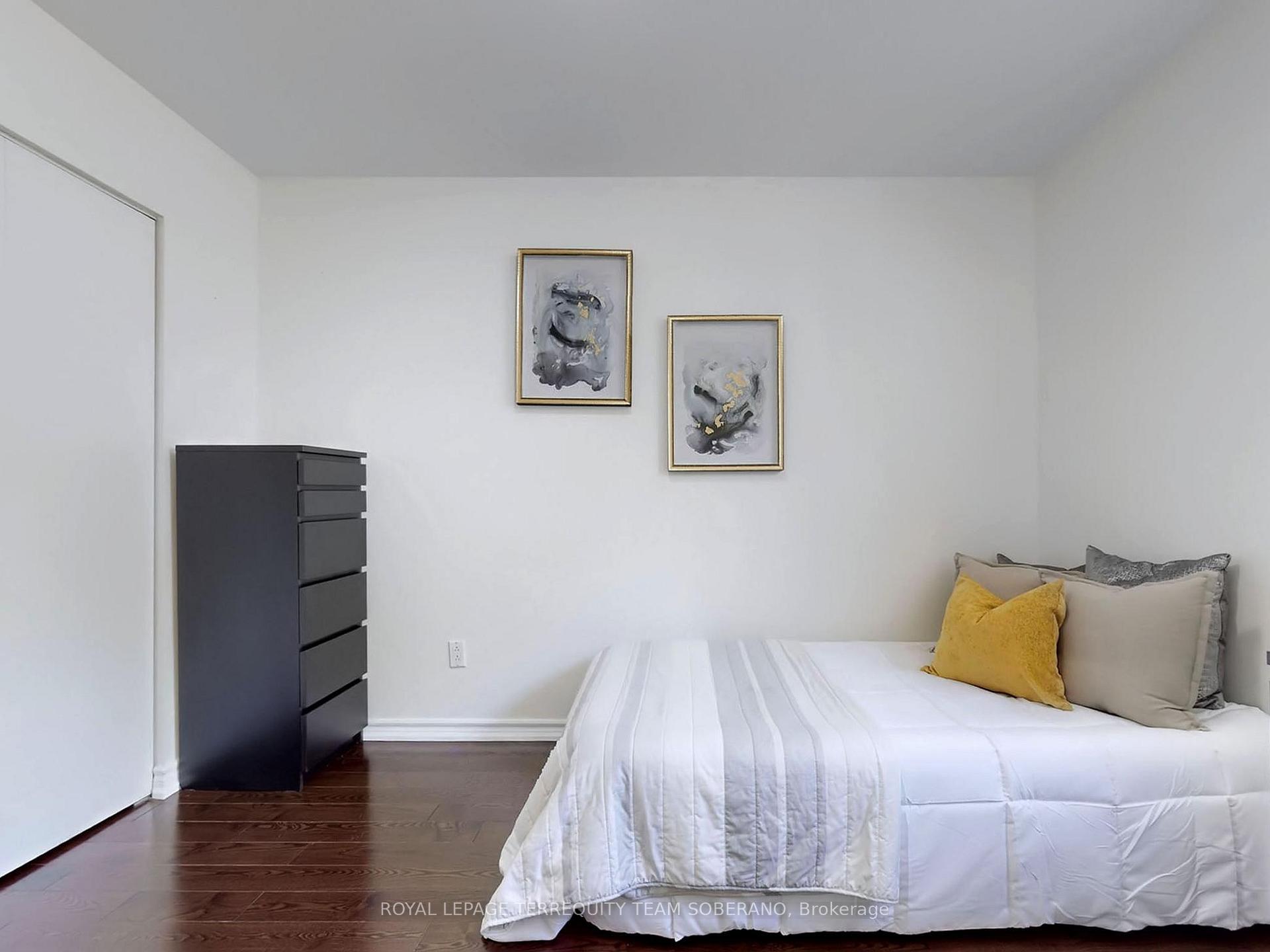 3 Bedrooms Condo at 8 Village Greenway, Toronto For sale