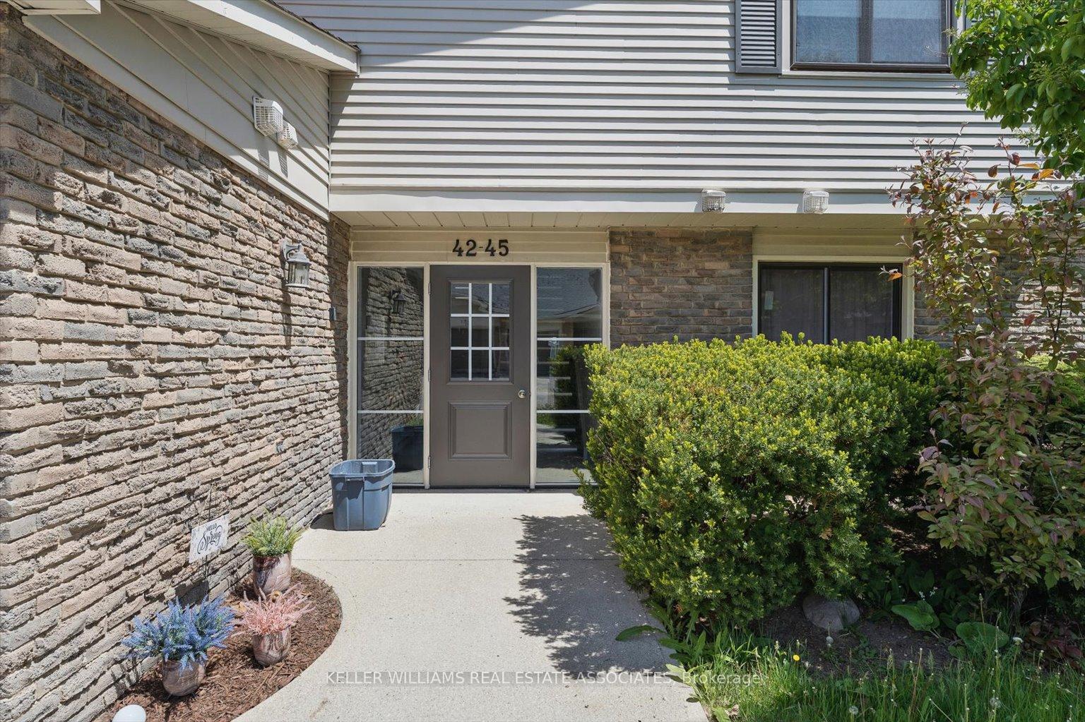 3 Bedrooms Condo at 2701 Aquitaine, Mississauga For sale