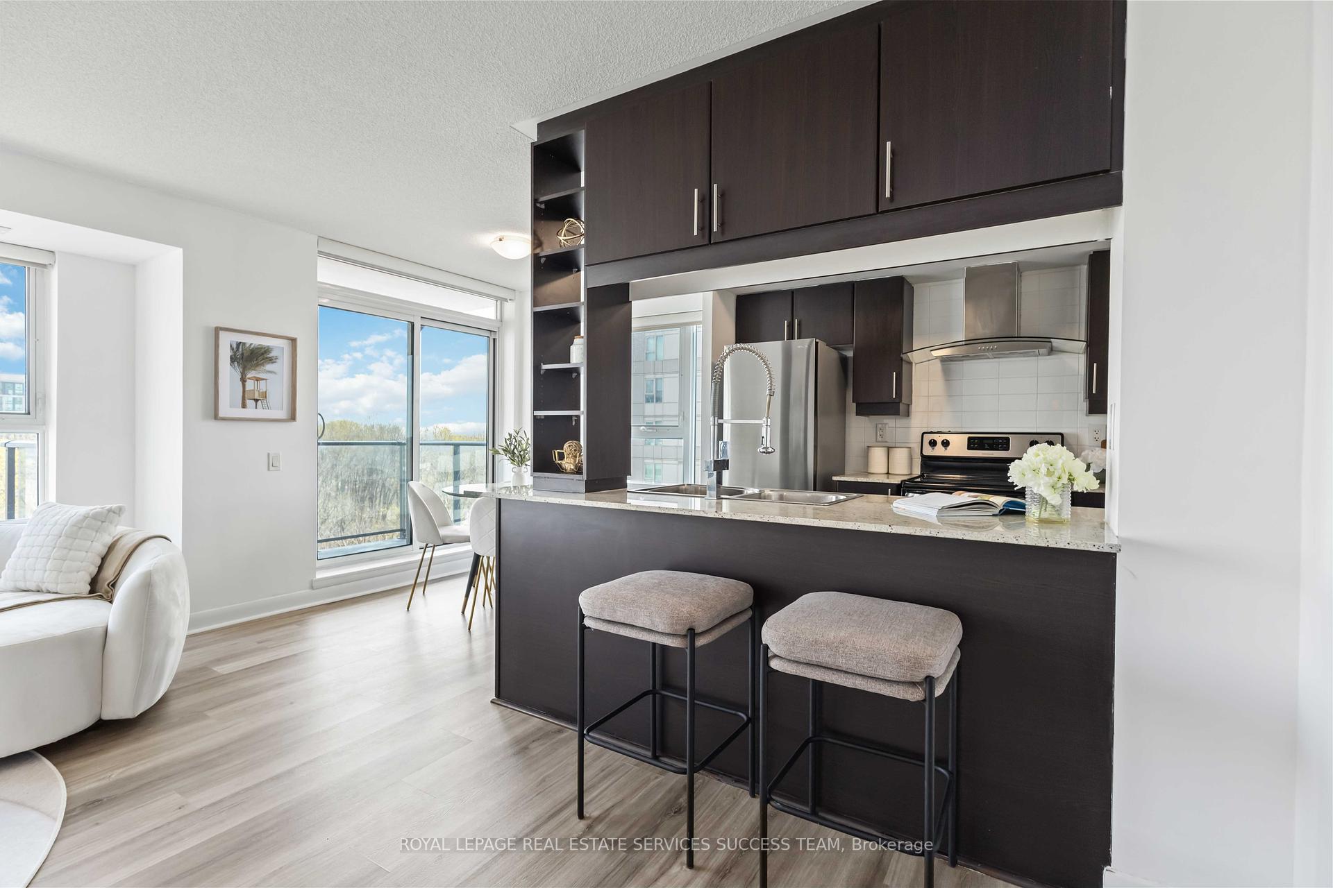2 Bedrooms Condo at 25 Town Centre,  Toronto For sale