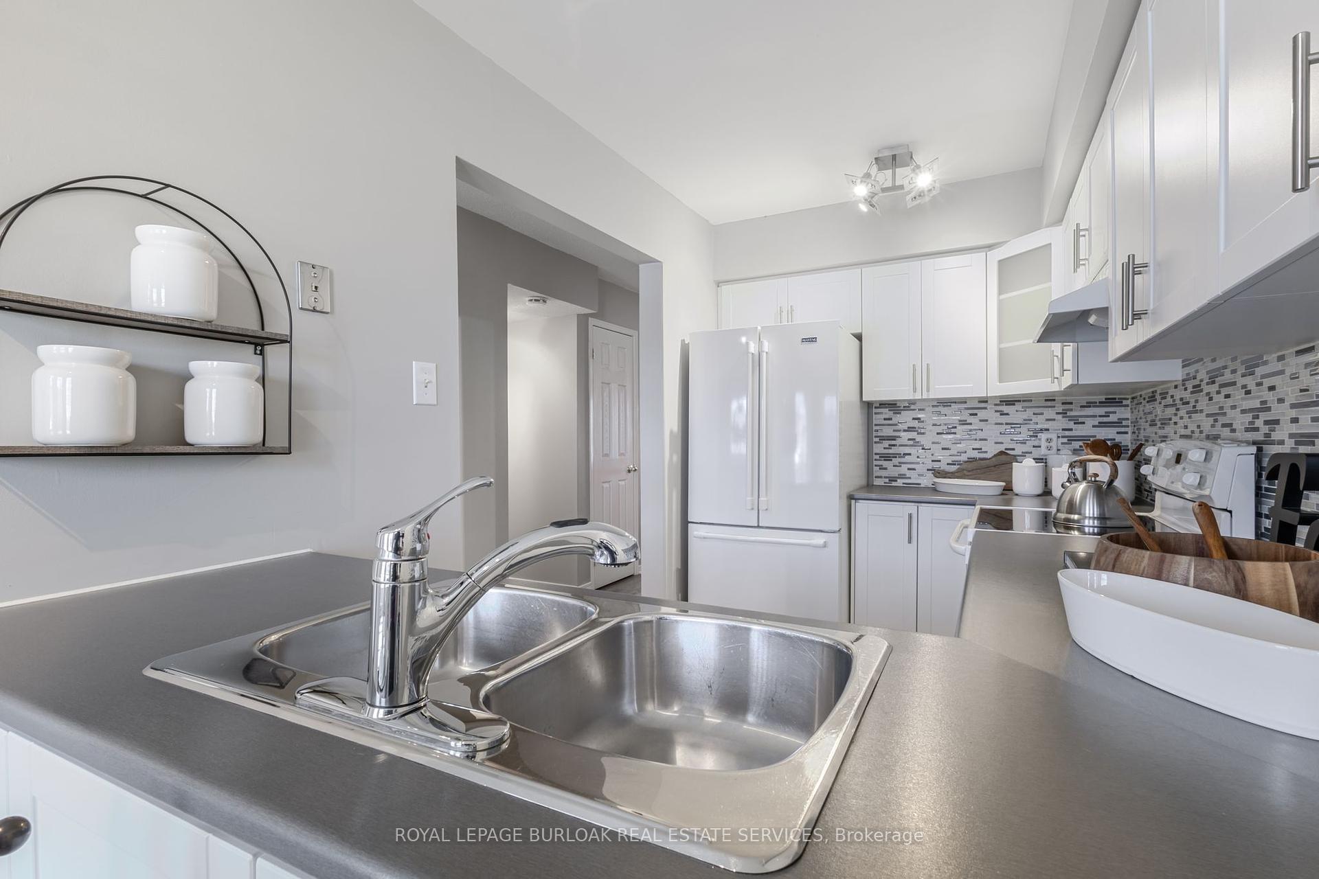 2 Bedrooms Condo at 2110 Cleaver, Burlington For sale