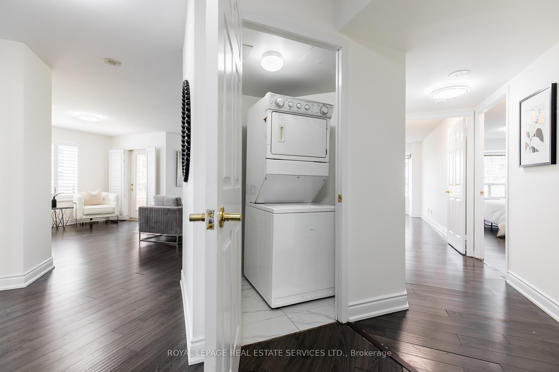 3 Bedrooms Condo at 25 Kingsbridge Garden, Mississauga For sale