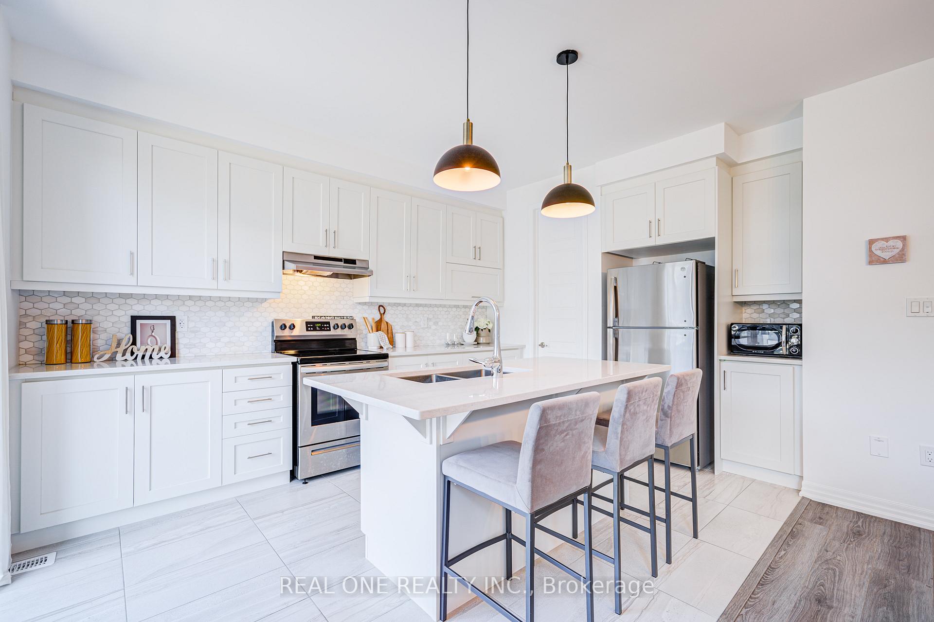 4 Bedrooms Condo at 91 Grovewood Common, Oakville For sale