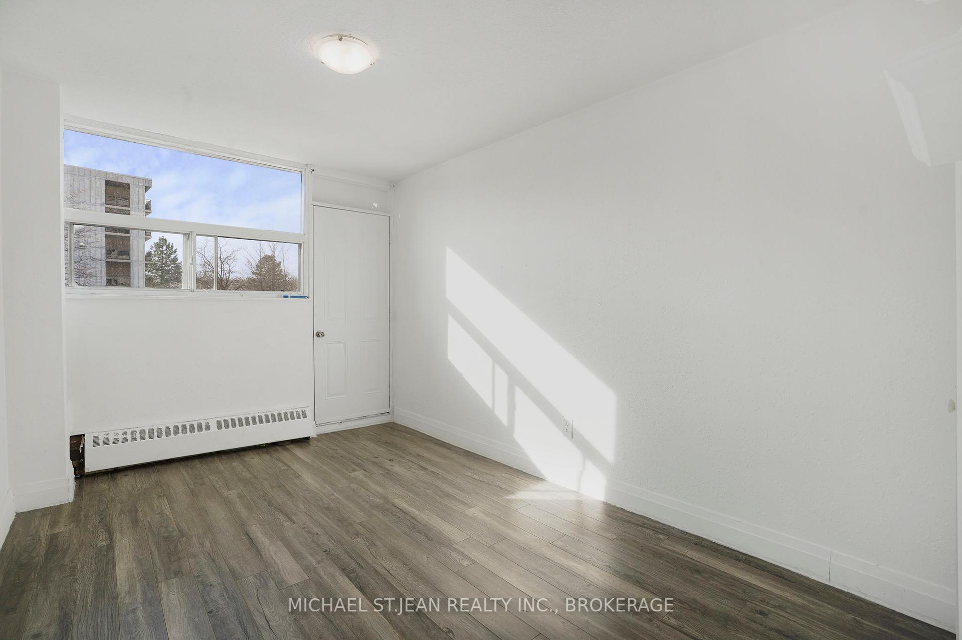 3 Bedrooms Condo at 15 Albright,  Hamilton For sale