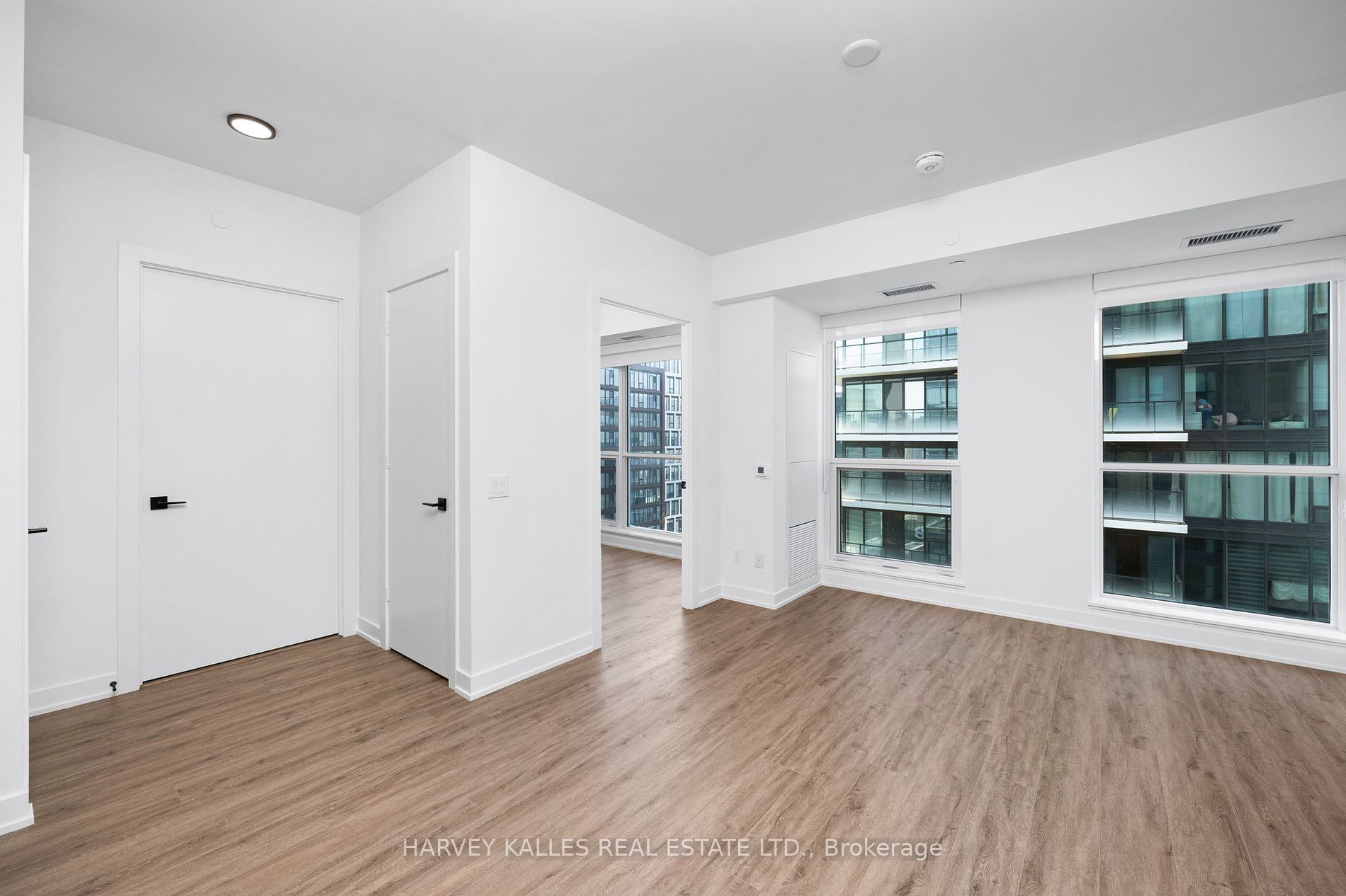 327 King Street W 4504