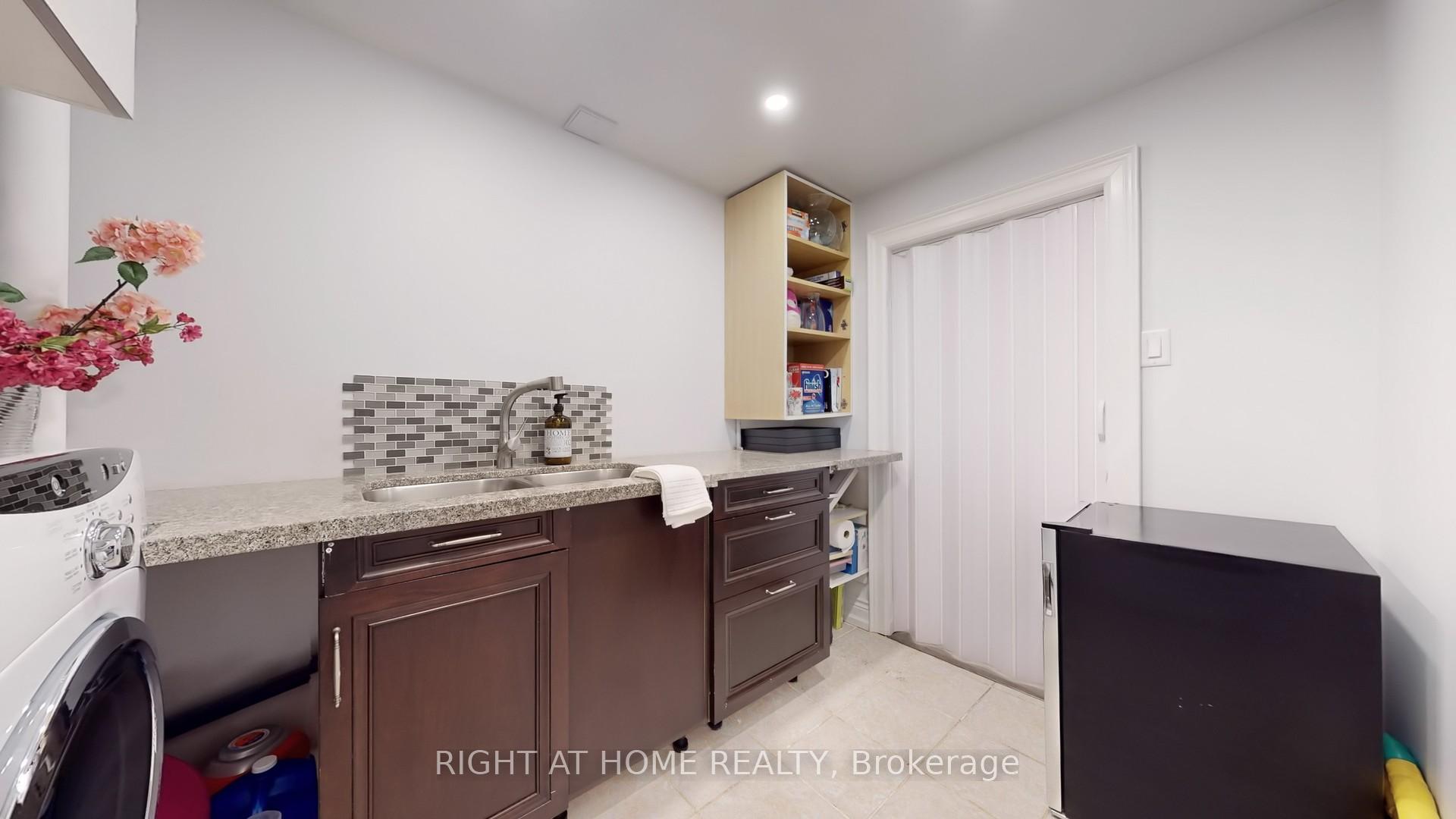 3 Bedrooms Condo at 1951 Rathburn, Mississauga For sale