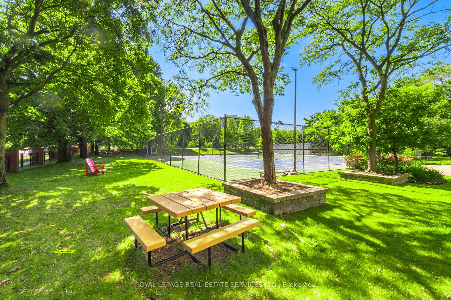 2 Bedrooms Condo at 40 Richview, Toronto For sale