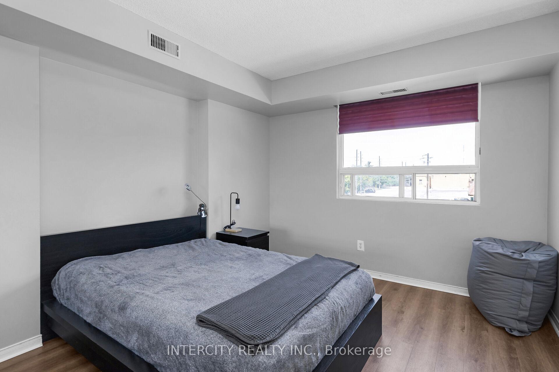 3 Bedrooms Condo at 32 Tannery, Mississauga For sale