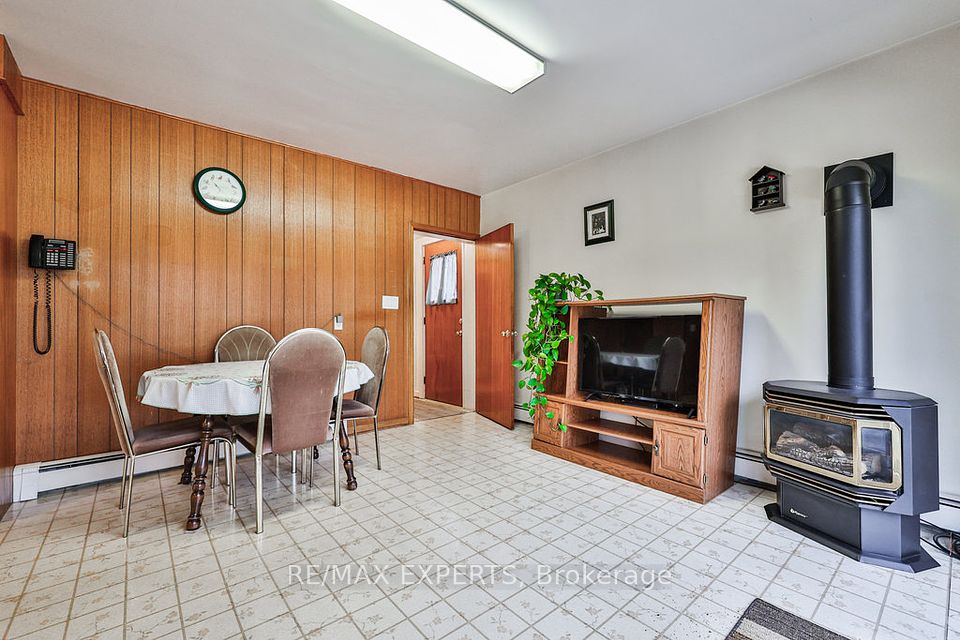 Gas fireplace in breakfast/sitting room