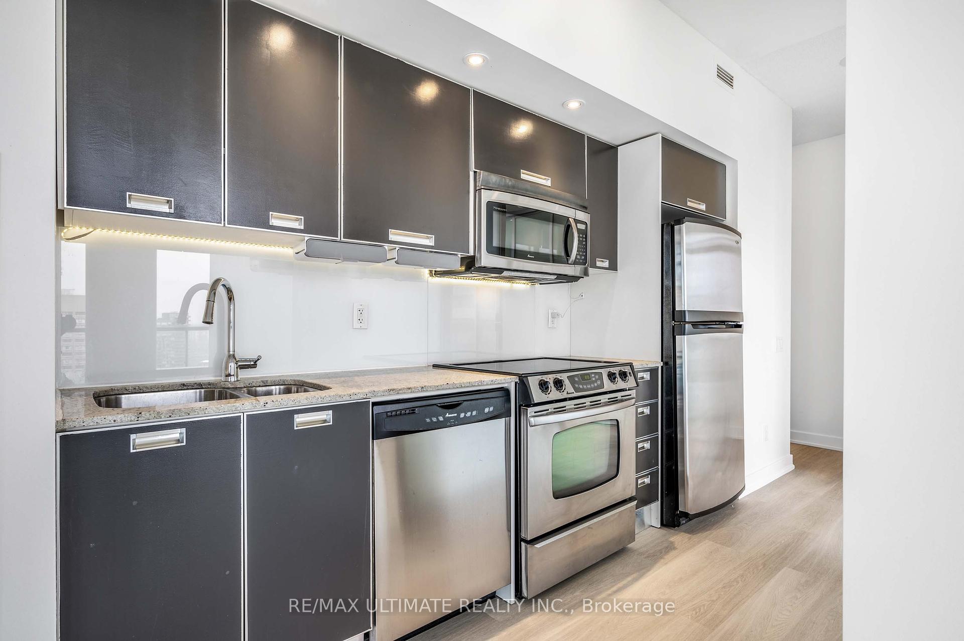 2 Bedrooms Condo at 33 Charles, Toronto For sale