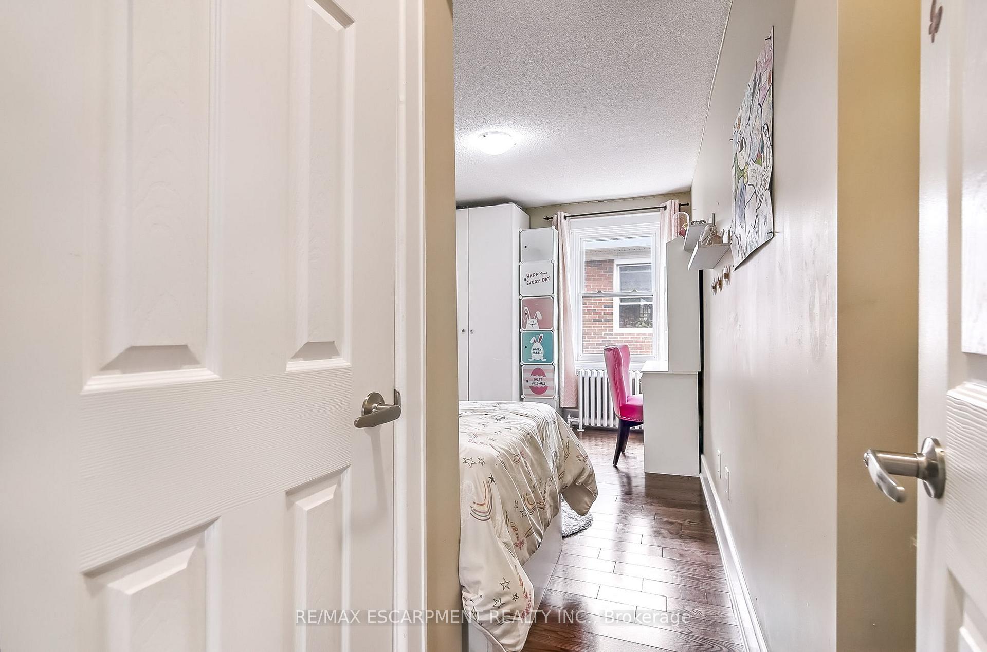 2 Bedrooms Condo at 25 Mountwood, Hamilton For sale