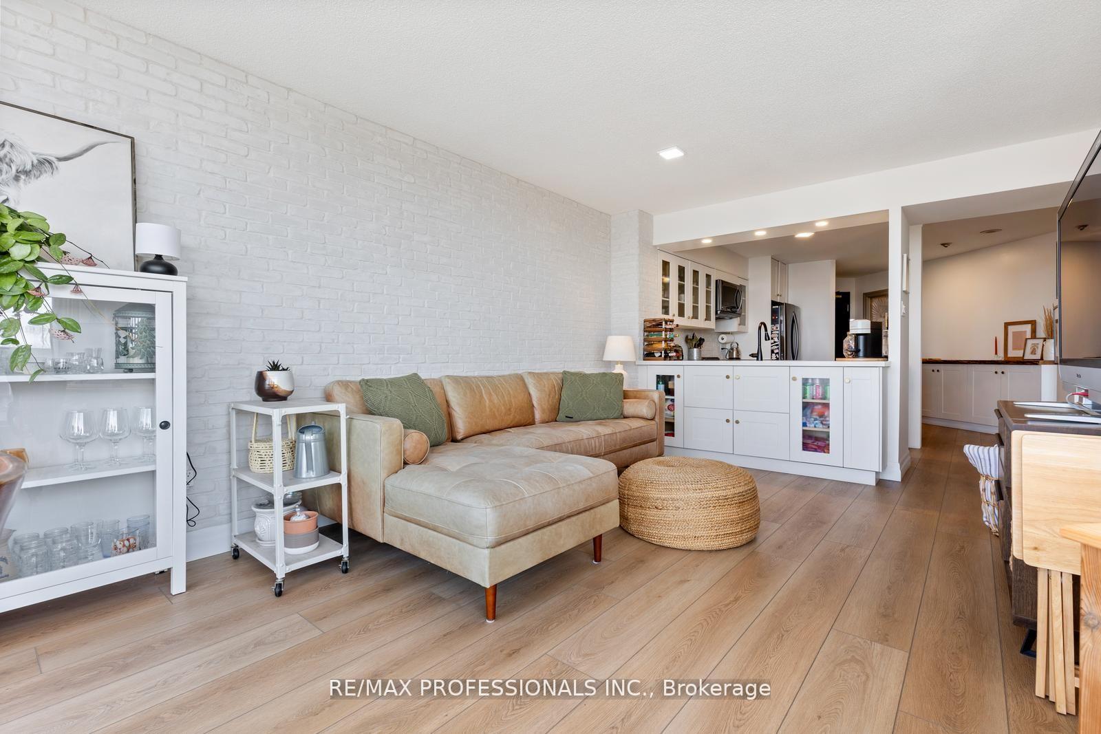 2 Bedrooms Condo at 1500 Grazia, Mississauga For sale
