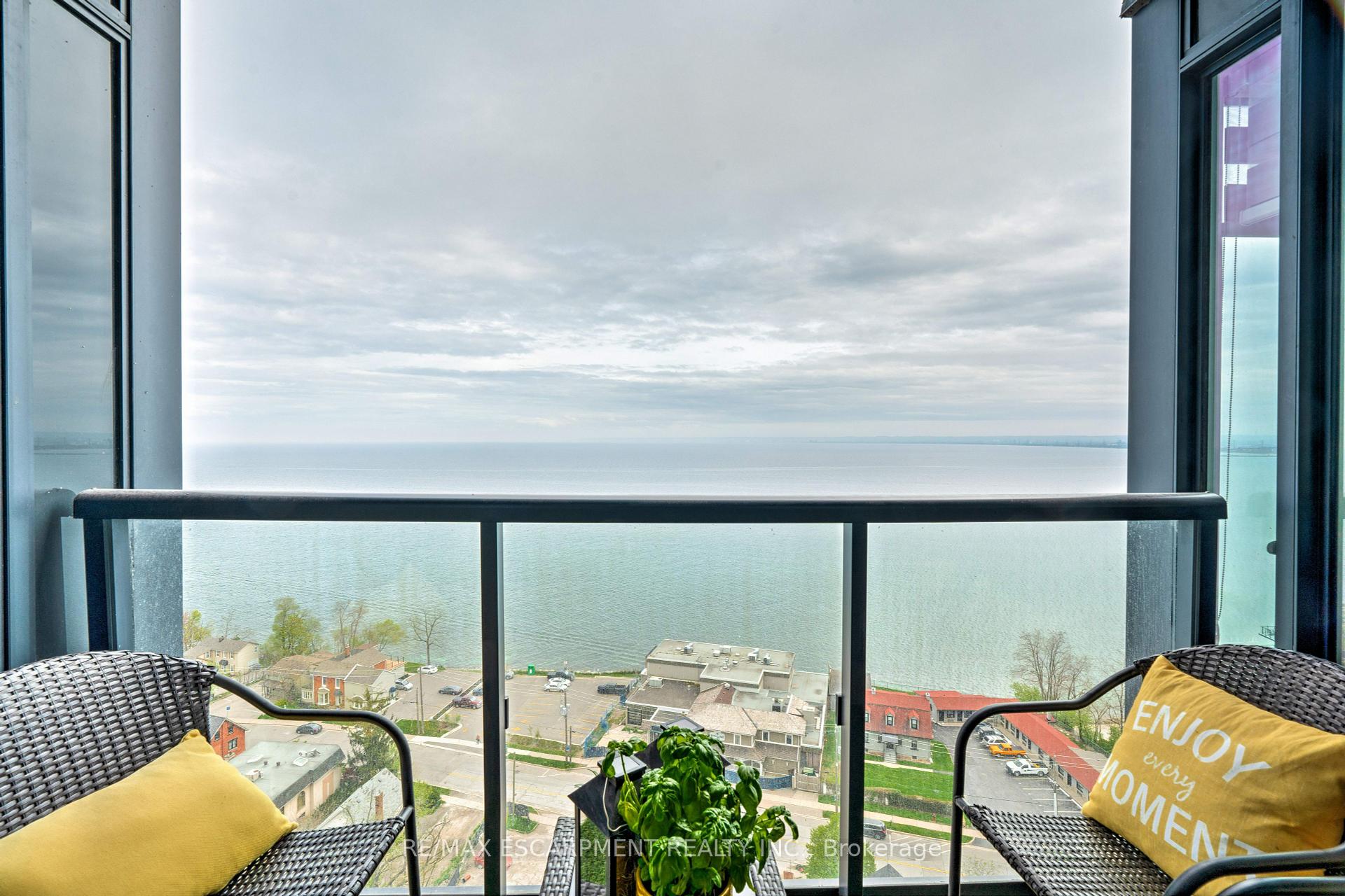 2 Bedrooms Condo at 370 Martha, Burlington For sale