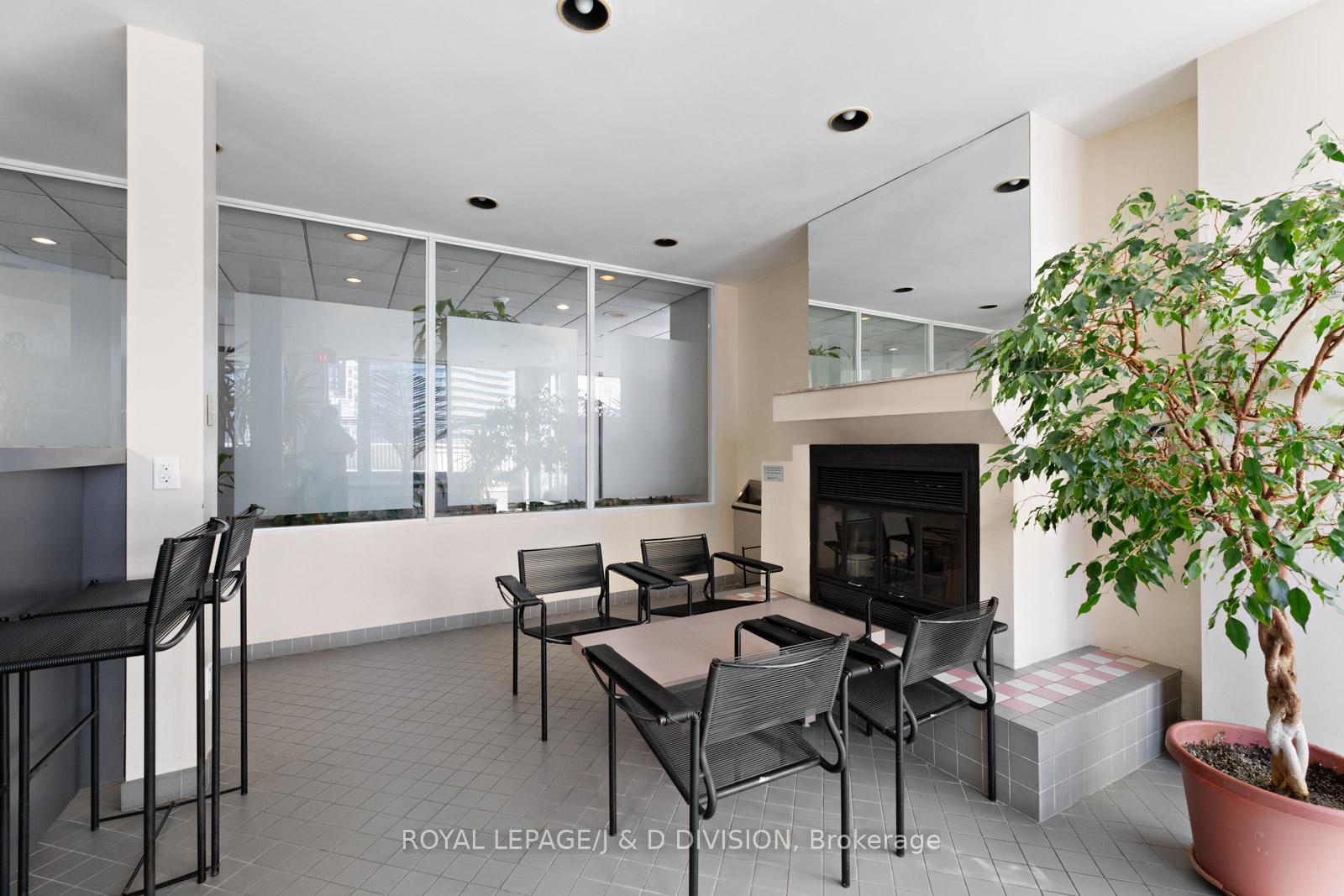 2 Bedrooms Condo at 25 Maitland,  Toronto For sale