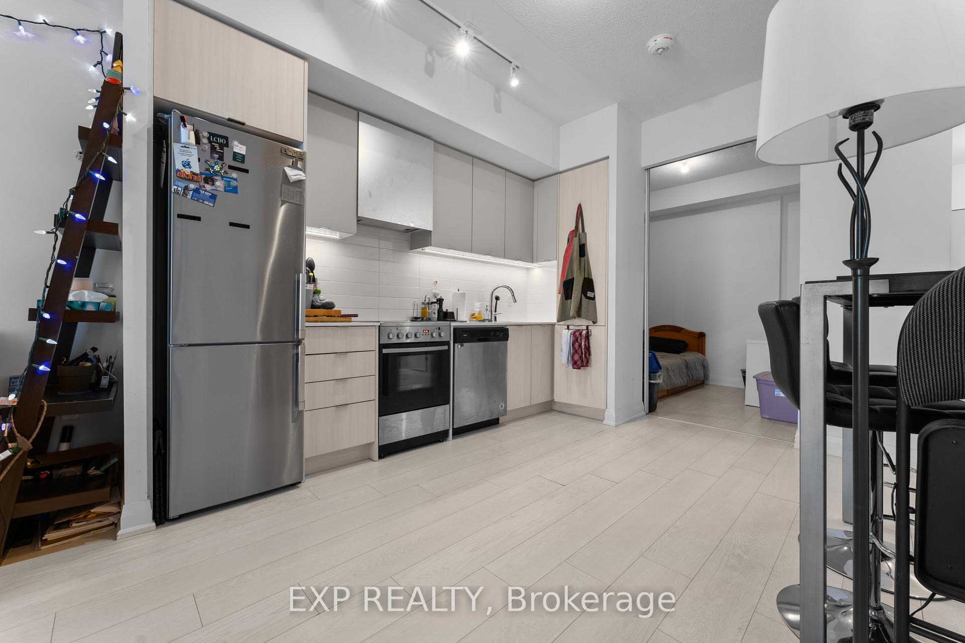 2 Bedrooms Condo at 30 Gibbs, Toronto For sale