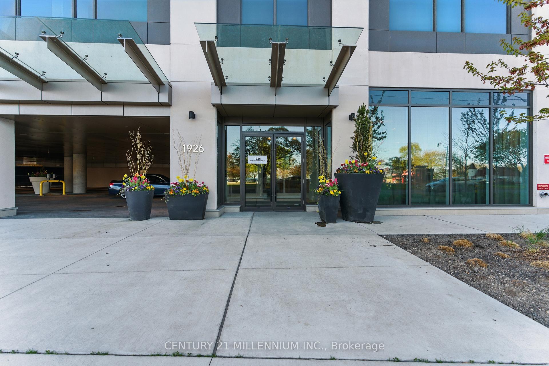 3 Bedrooms Condo at 1926 Lake Shore, Toronto For sale