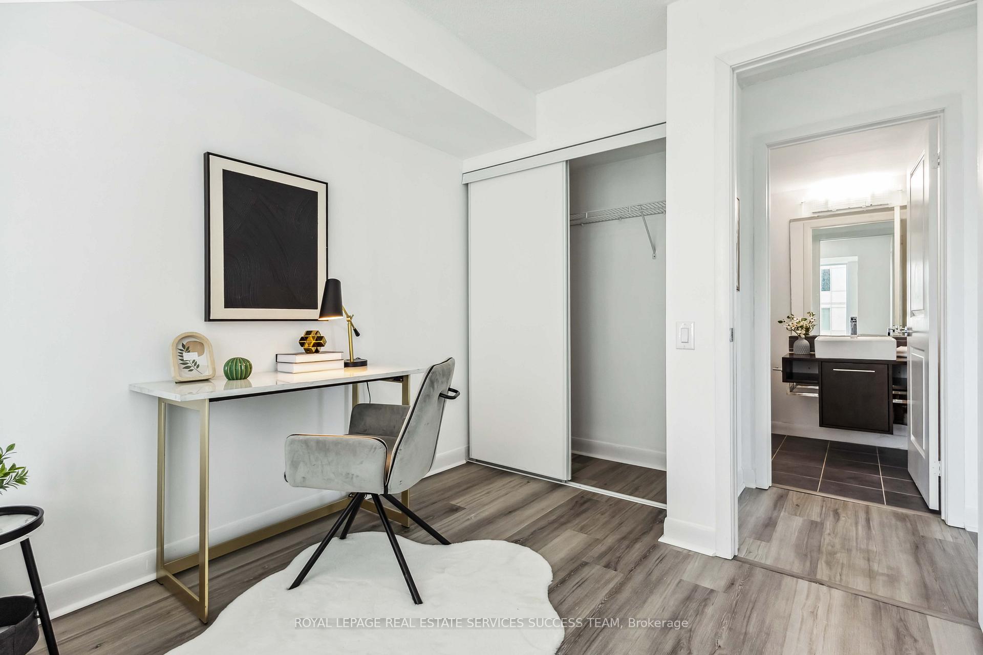 2 Bedrooms Condo at 25 Town Centre,  Toronto For sale