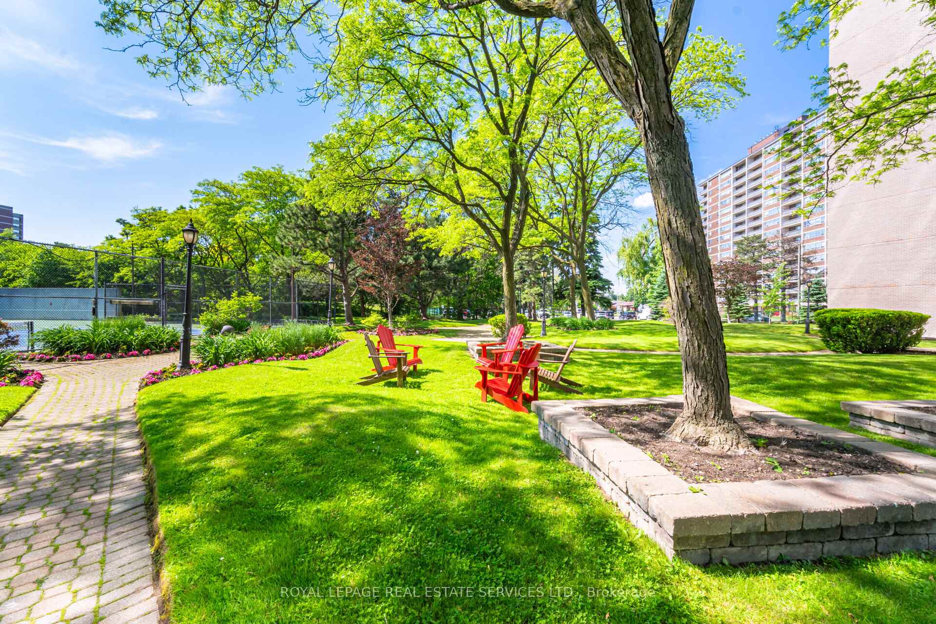 2 Bedrooms Condo at 40 Richview, Toronto For sale