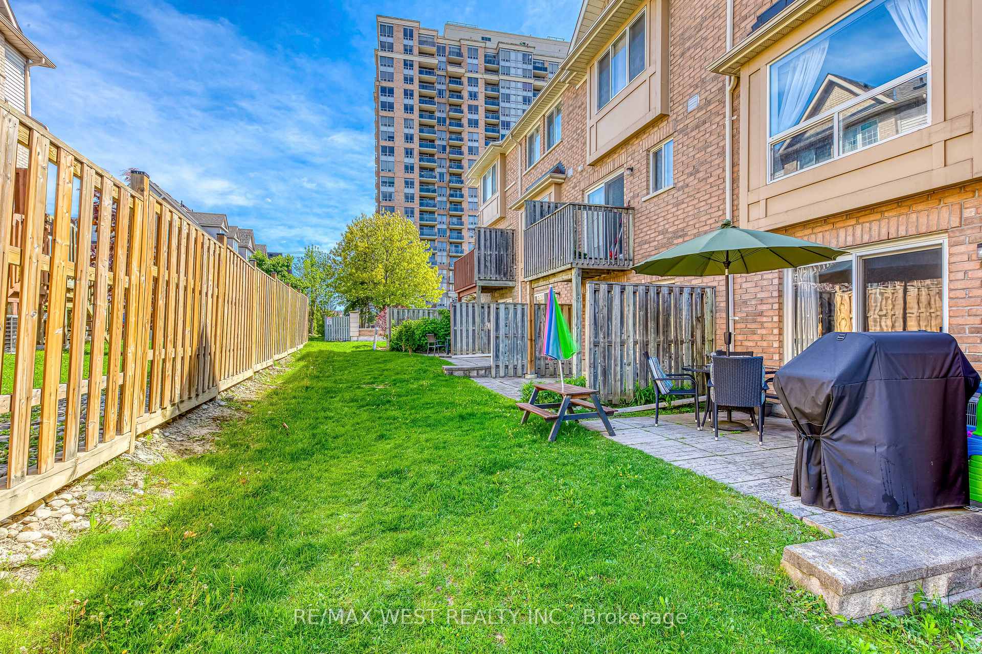 3 Bedrooms Condo at 50 Strathaven, Mississauga For sale