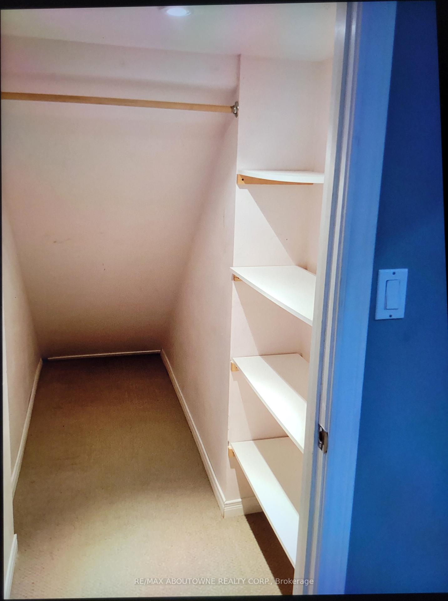 3 Bedrooms Condo at 1 Royalwood, Hamilton For sale
