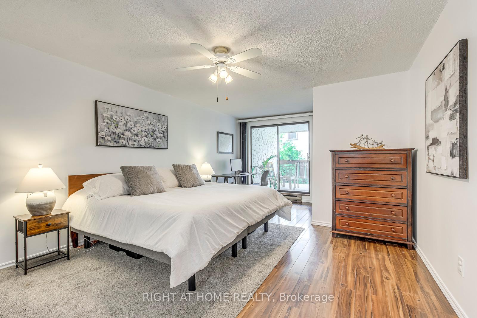 3 Bedrooms Condo at 1058 Falgarwood, Oakville For sale