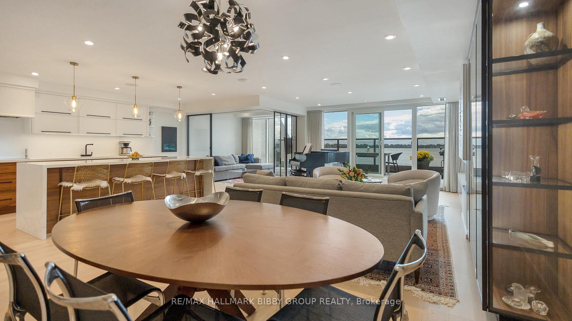 3 Bedrooms Condo at 99 Harbour, Toronto For sale