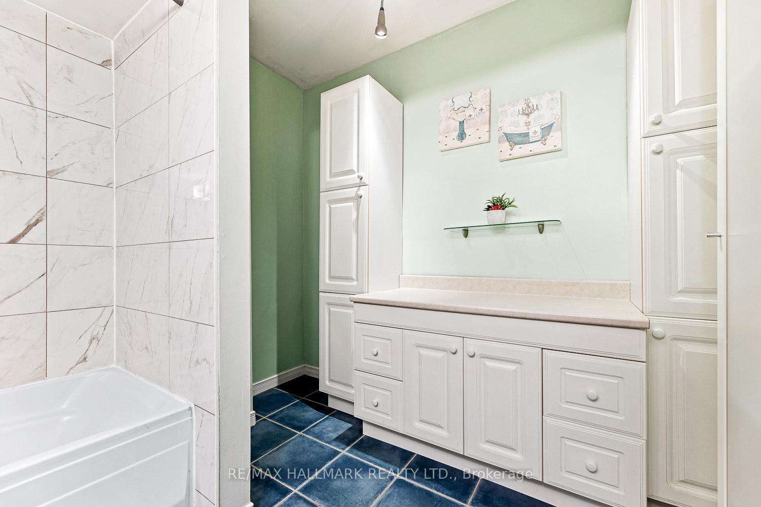2 Bedrooms Condo at 5 Frith,  Toronto For sale