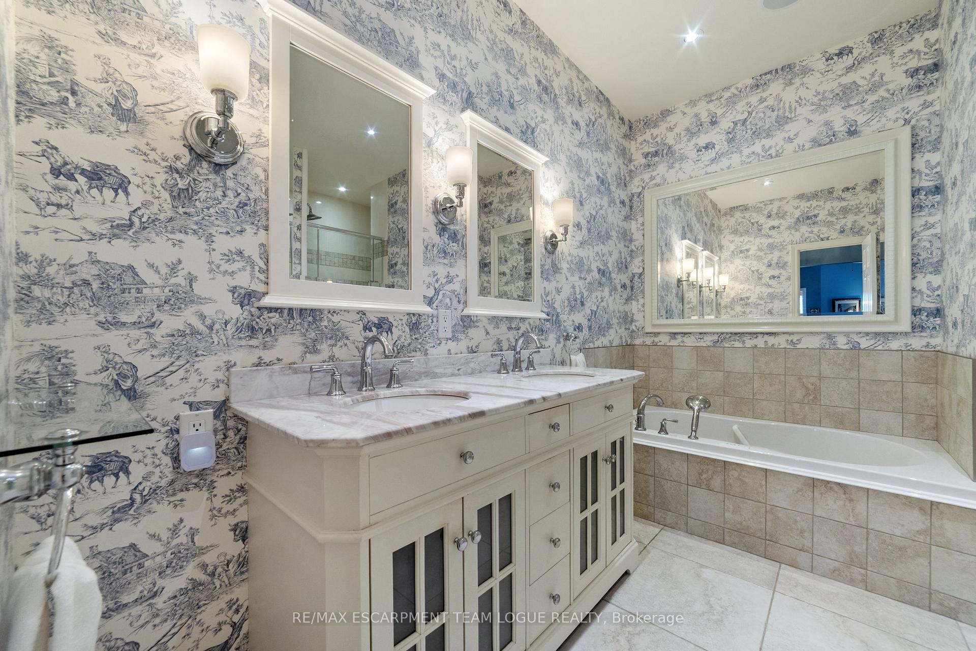 3 Bedrooms Semi-Detached at 4144 STONEBRIDGE,  Burlington For sale