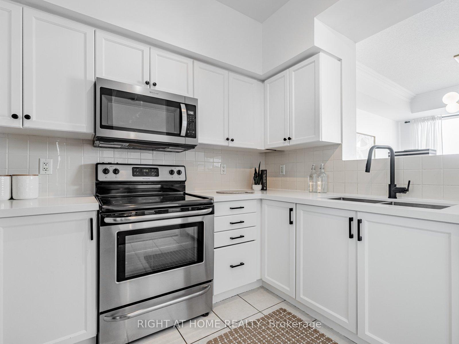 3 Bedrooms Condo at 1 Clairtrell, Toronto For sale