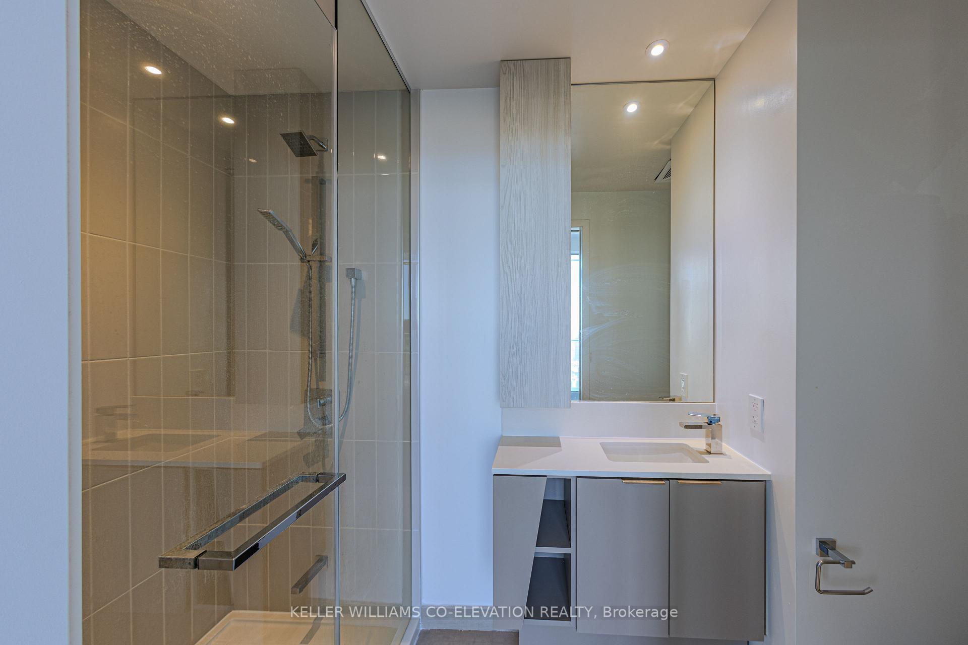 3 Bedrooms Condo at 3900 Confederation, Mississauga For sale