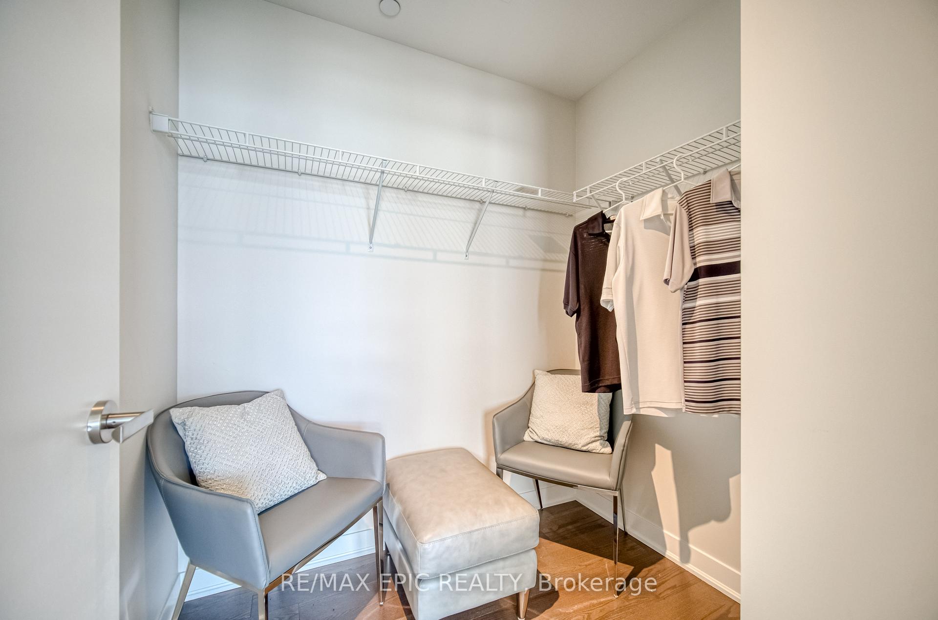 3 Bedrooms Condo at 88 Harbour,  Toronto For sale