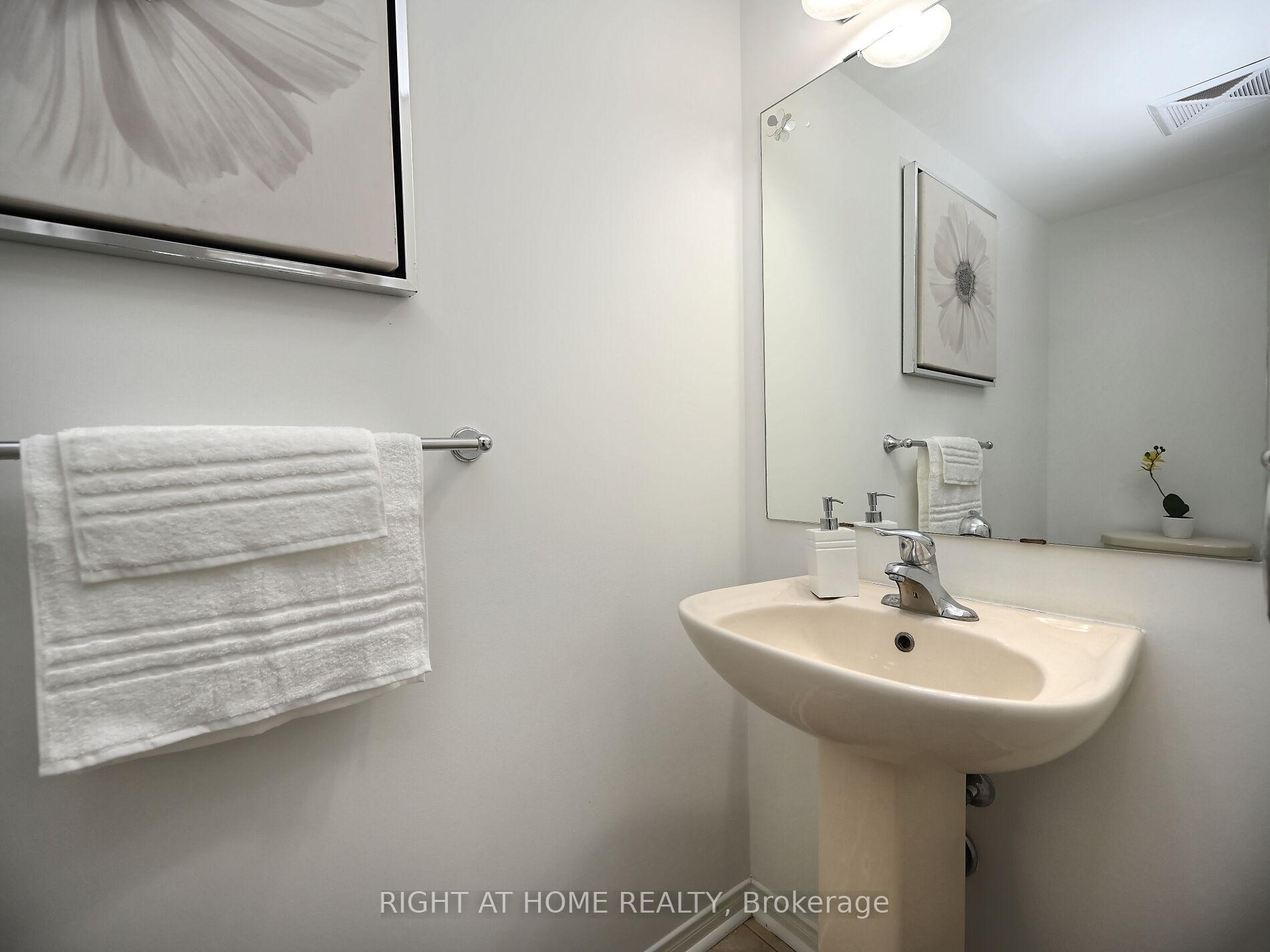 2 Bedrooms Condo at 3250 Bentley, Mississauga For sale