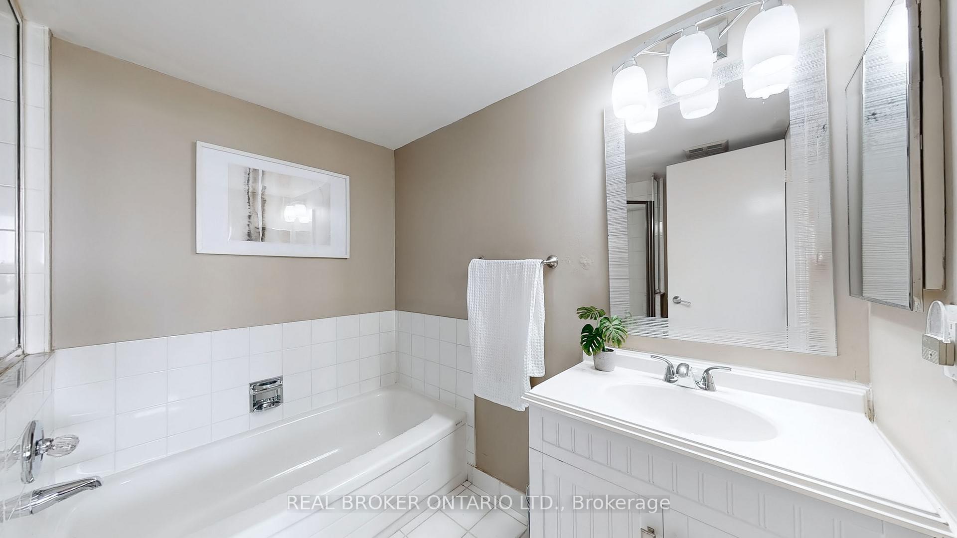 2 Bedrooms Condo at 7440 Bathurst, Vaughan For sale