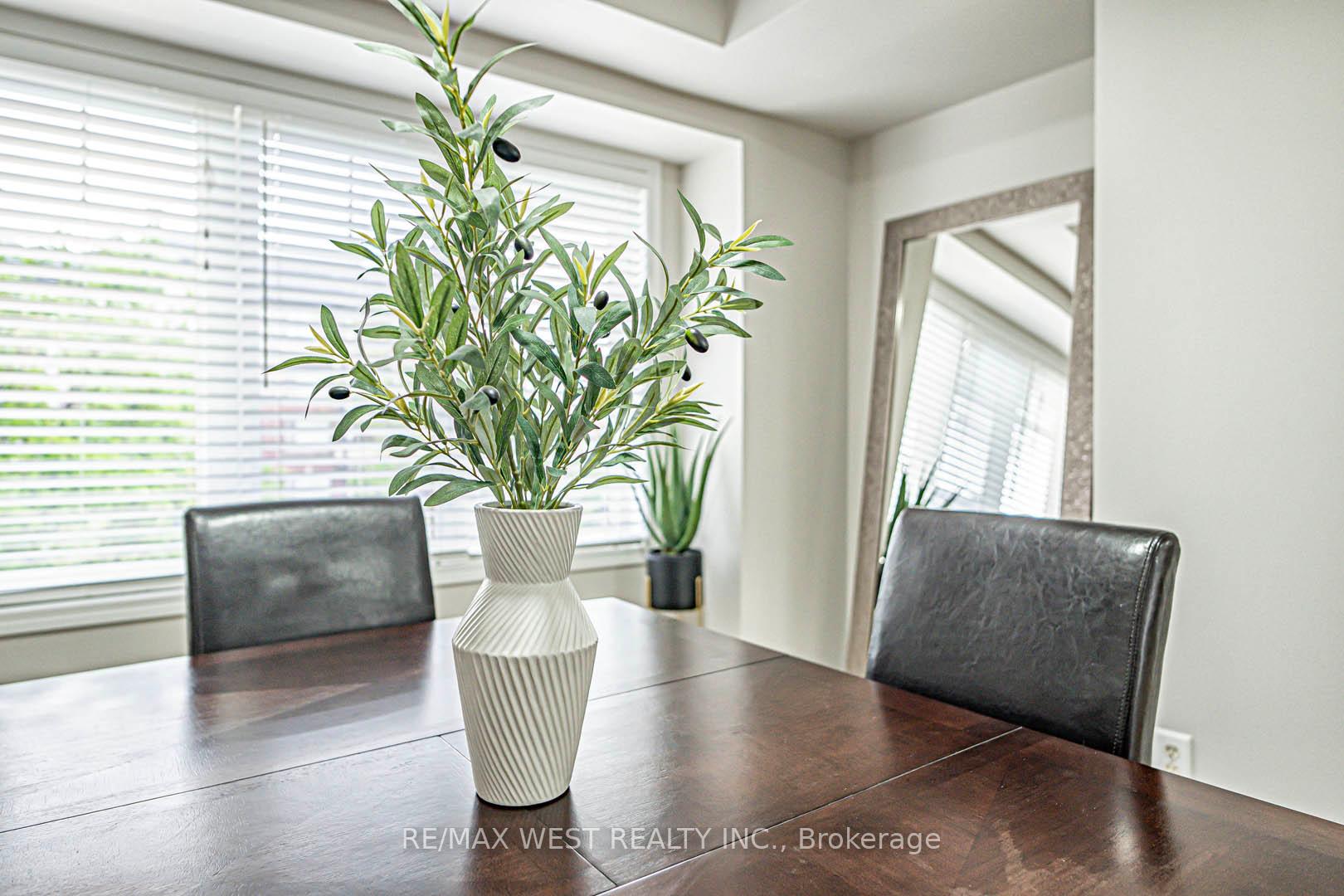 3 Bedrooms Condo at 3050 Rotary, Burlington For sale