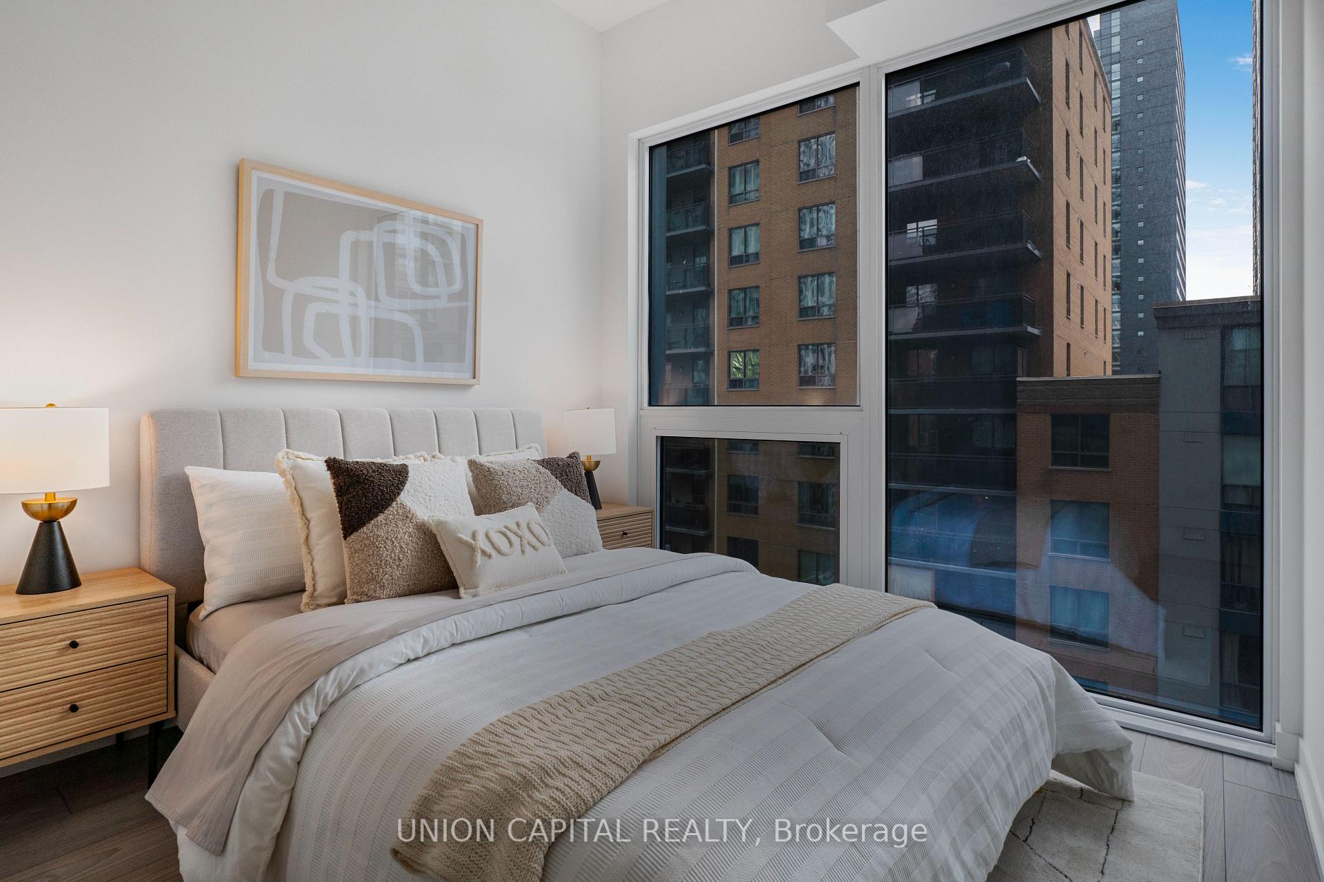 1 Bedroom Condo at 82 Dalhousie,  Toronto For sale