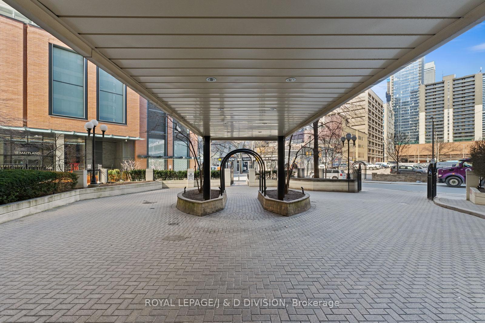 2 Bedrooms Condo at 25 Maitland,  Toronto For sale