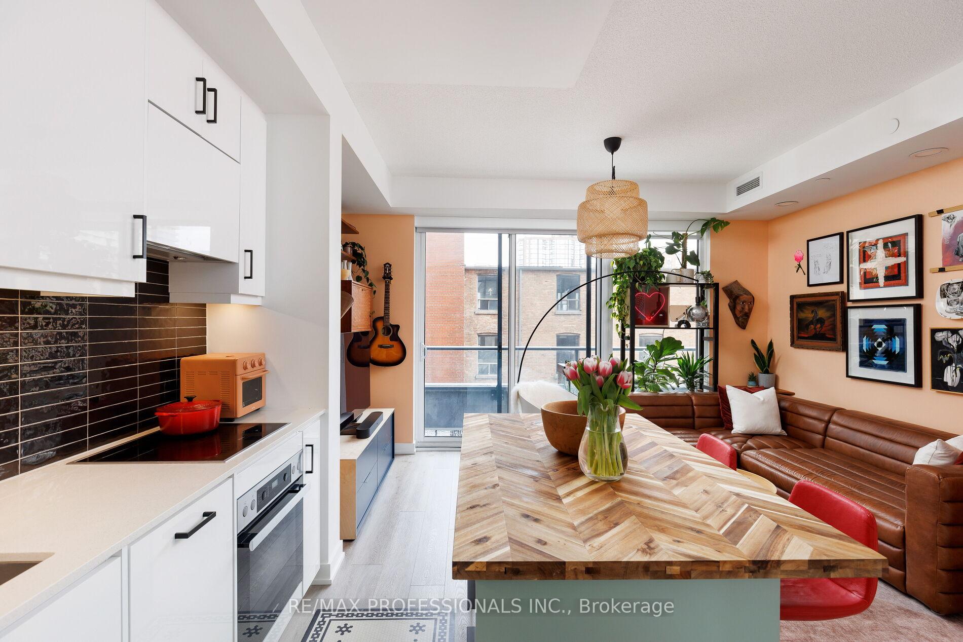 2 Bedrooms Condo at 9 Tecumseth,  Toronto For sale