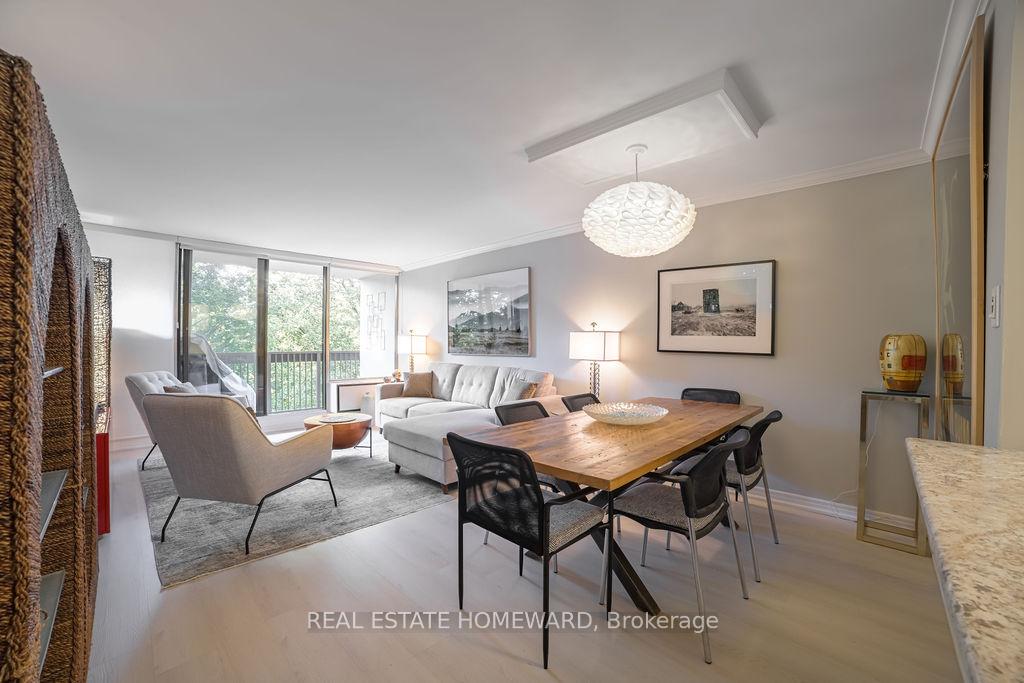 3 Bedrooms Condo at 20 Fashion Roseway, Toronto For sale