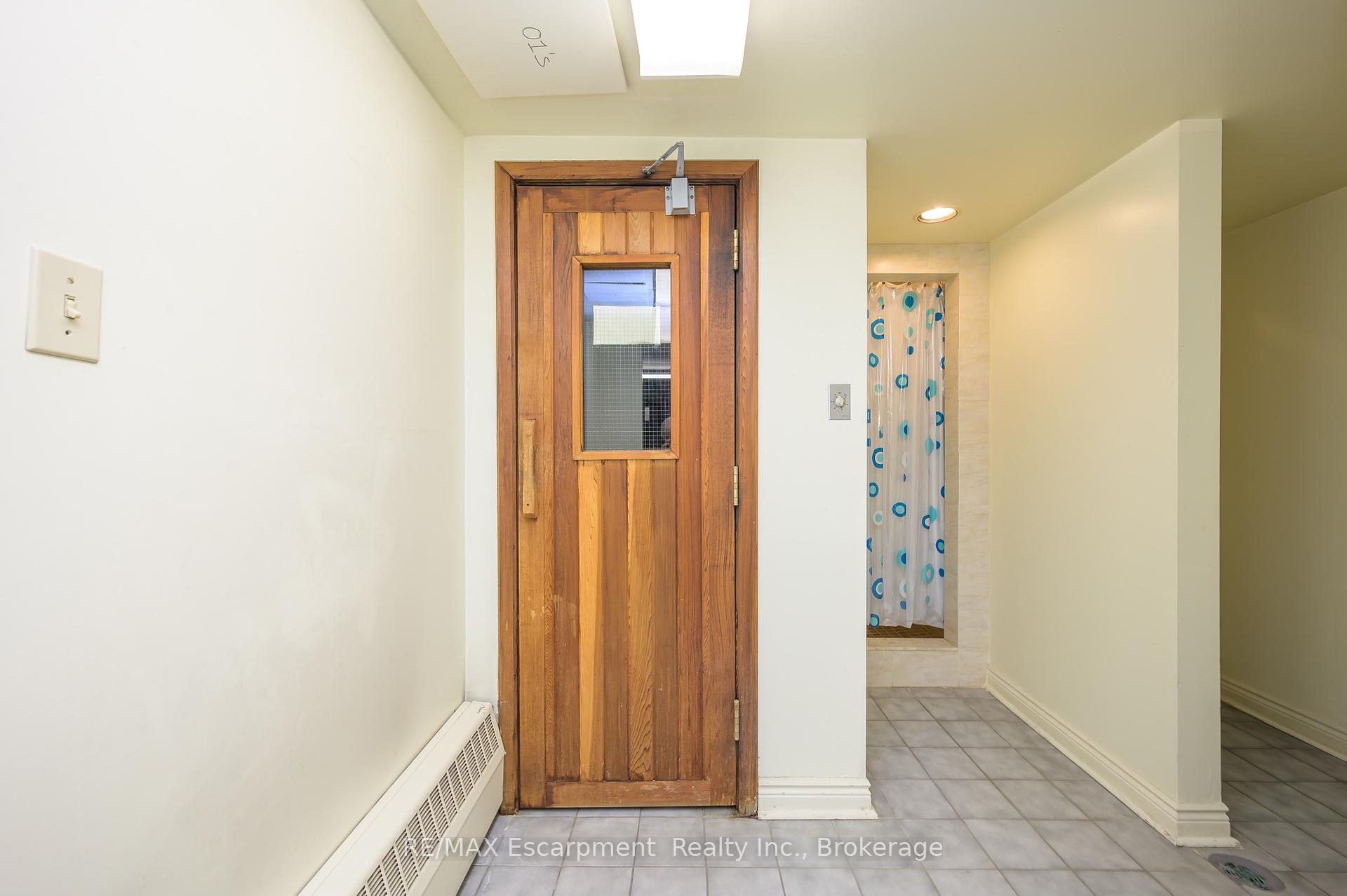 3 Bedrooms Condo at 1237 North Shore, Burlington For sale