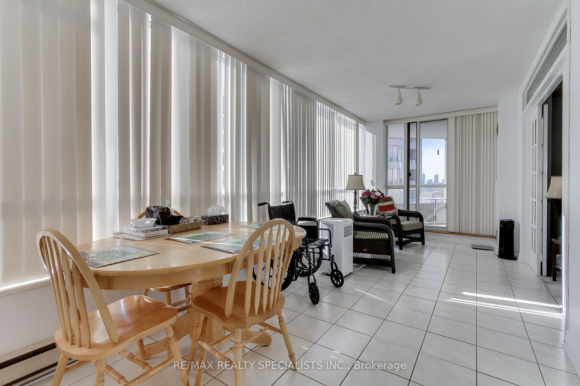 3 Bedrooms Condo at 168 Bonis, Toronto For sale
