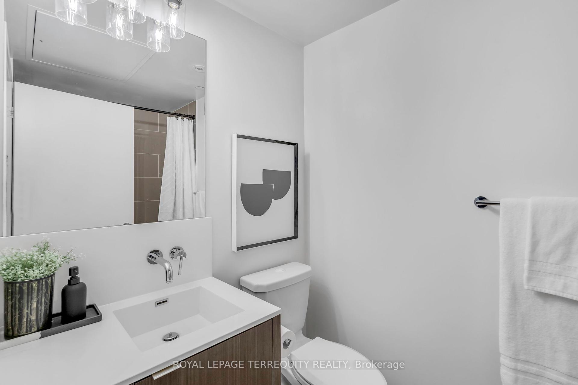 1 Bedroom Condo at 88 Harbour, Toronto For sale