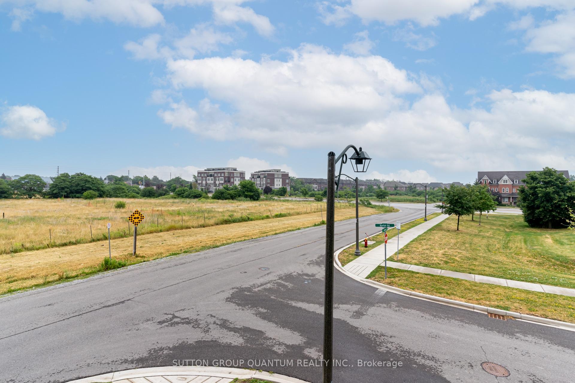2 Bedrooms Condo at 275 Roxton, Oakville For sale