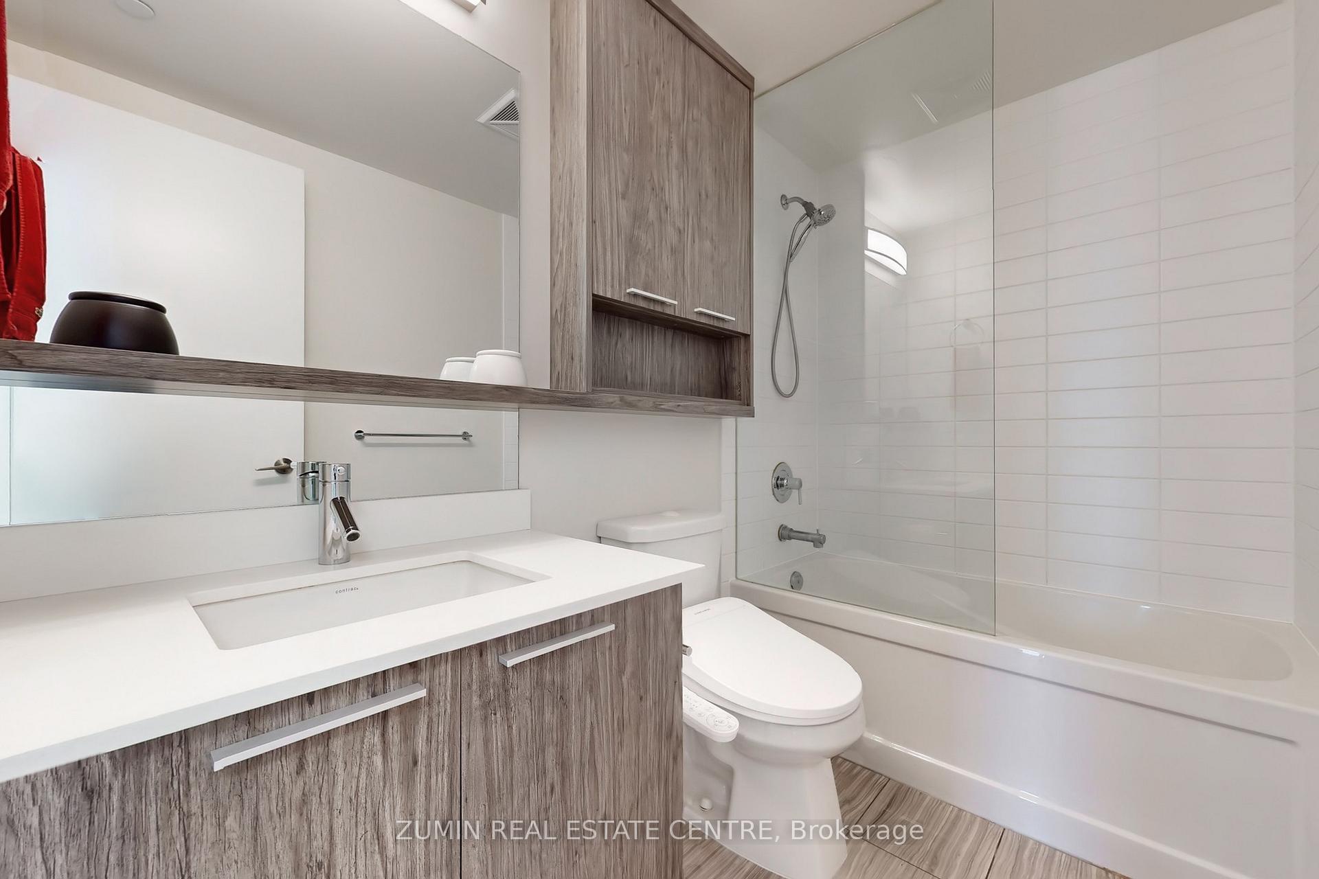 3 Bedrooms Condo at 10 Park Lawn, Toronto For sale