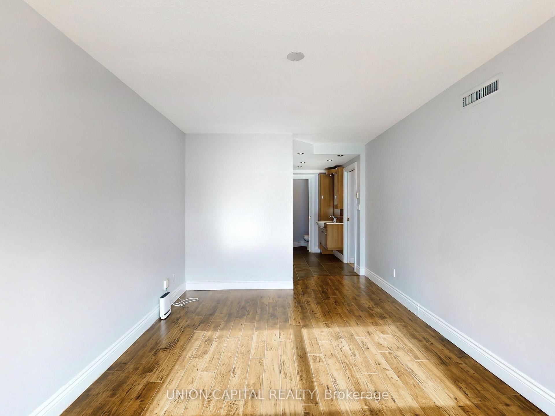 3 Bedrooms Condo at 28 Hollywood, Toronto For sale