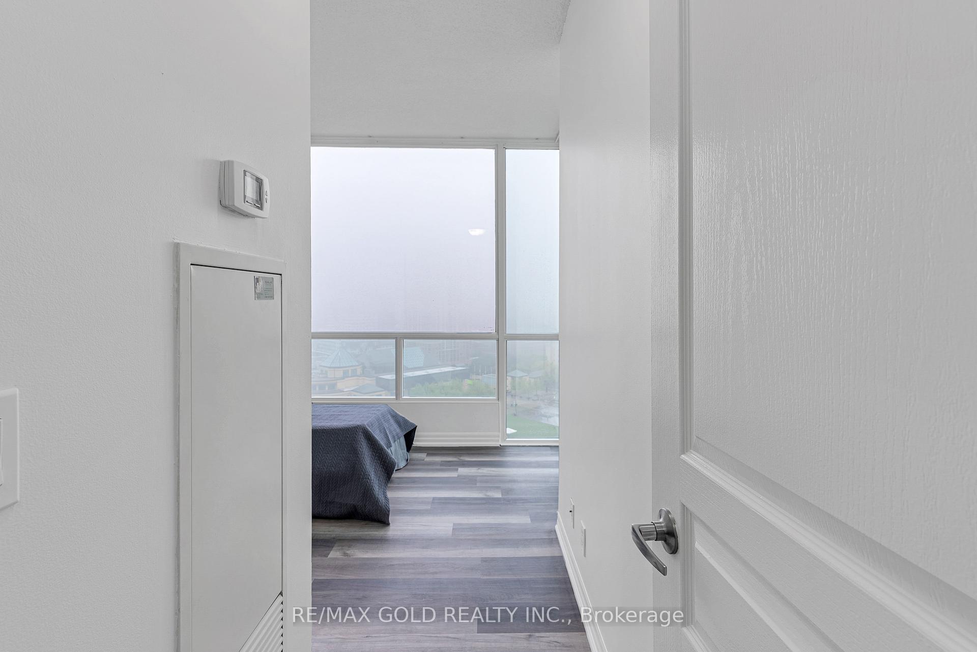 3 Bedrooms Condo at 3939 Duke Of York, Mississauga For sale