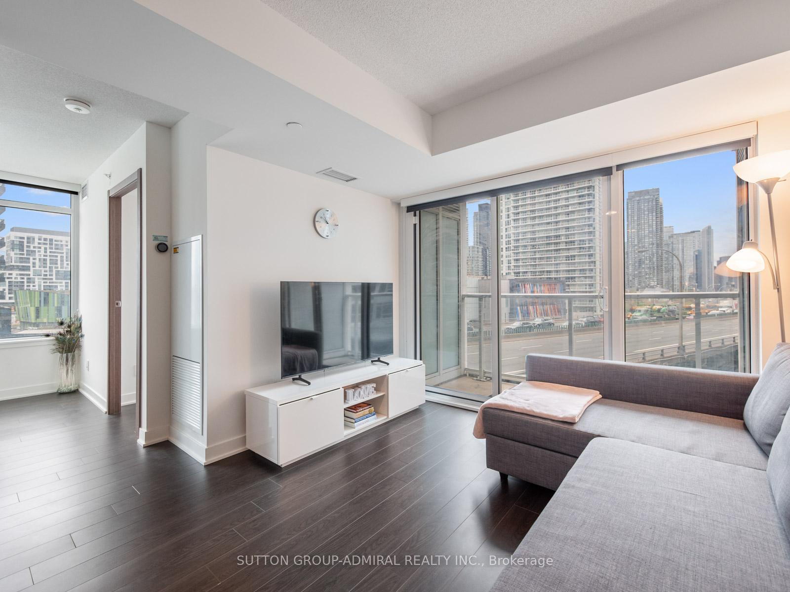2 Bedrooms Condo at 19 Bathurst, Toronto For sale