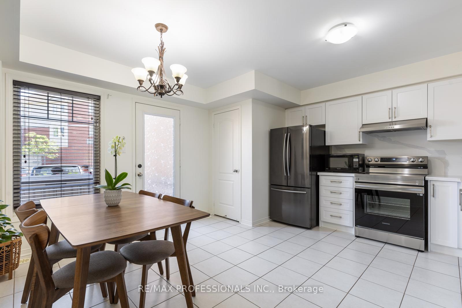 2 Bedrooms Condo at 3070 Thomas, Mississauga For sale