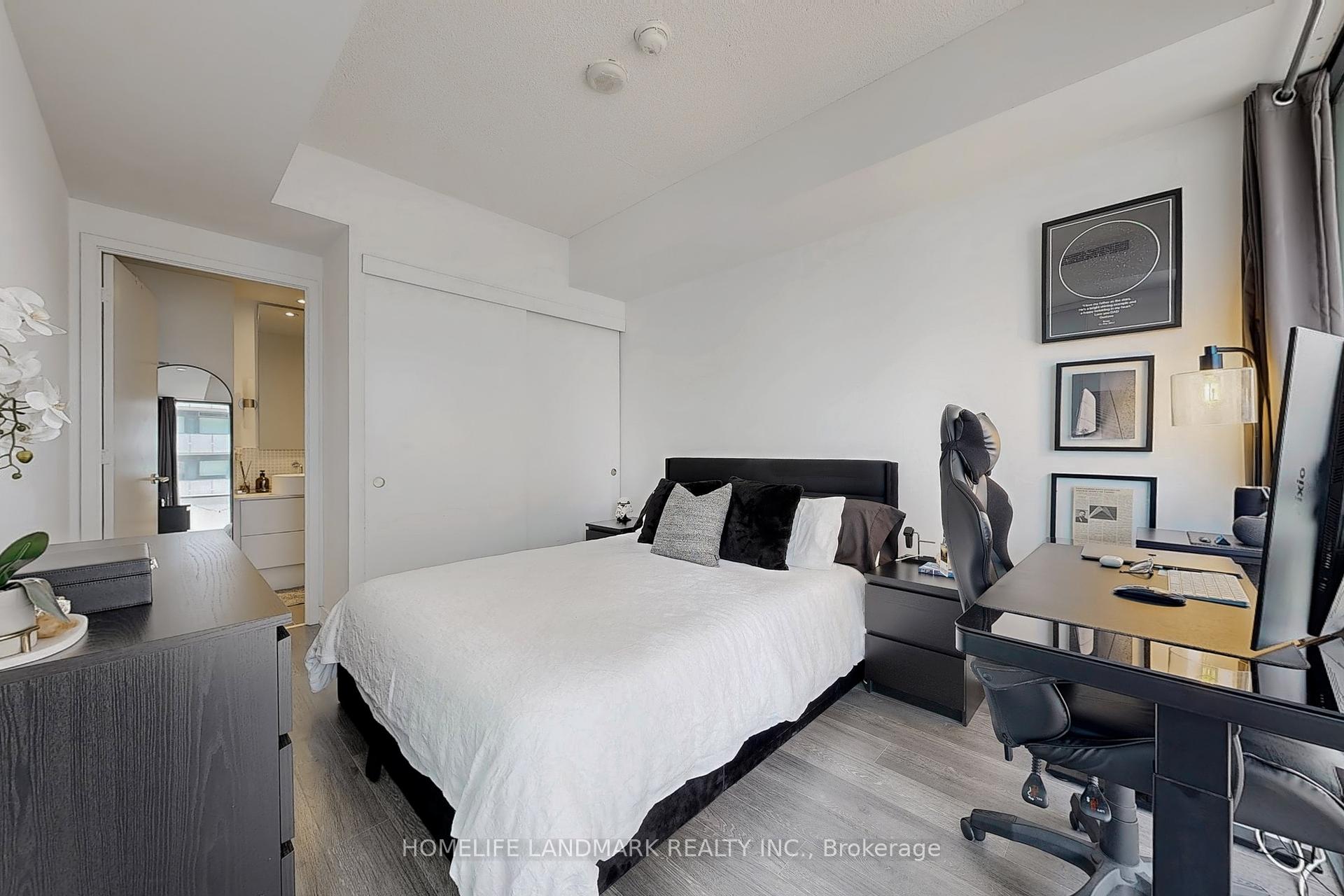 2 Bedrooms Condo at 185 Roehampton, Toronto For sale